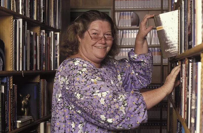 Chân dung tác giả Colleen McCullough