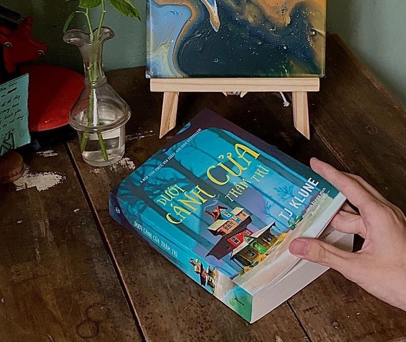 Review sách Dưới cánh cửa thầm thì &#8211; TJ Klune
