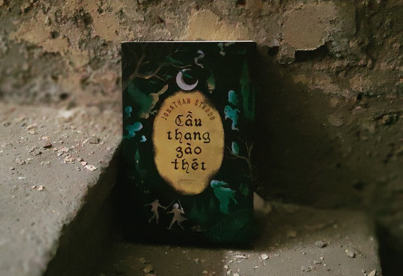 Review sách Cầu thang gào thét &#8211; Jonathan Stroud